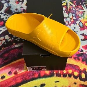 NWT Jordan Slides M11